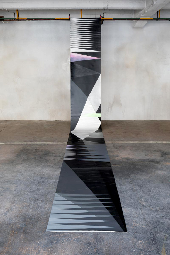 Material Girl, audiovizuální instalace, malba, 90 x 800 cm, Galerie Dole, Ostrava, 2015 